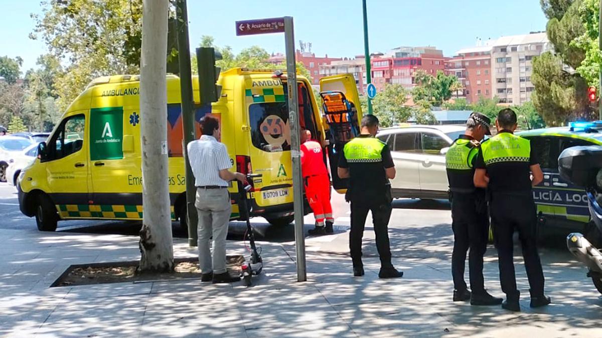 Imagen de los sanitarios y la POlicía Local en el lugar.