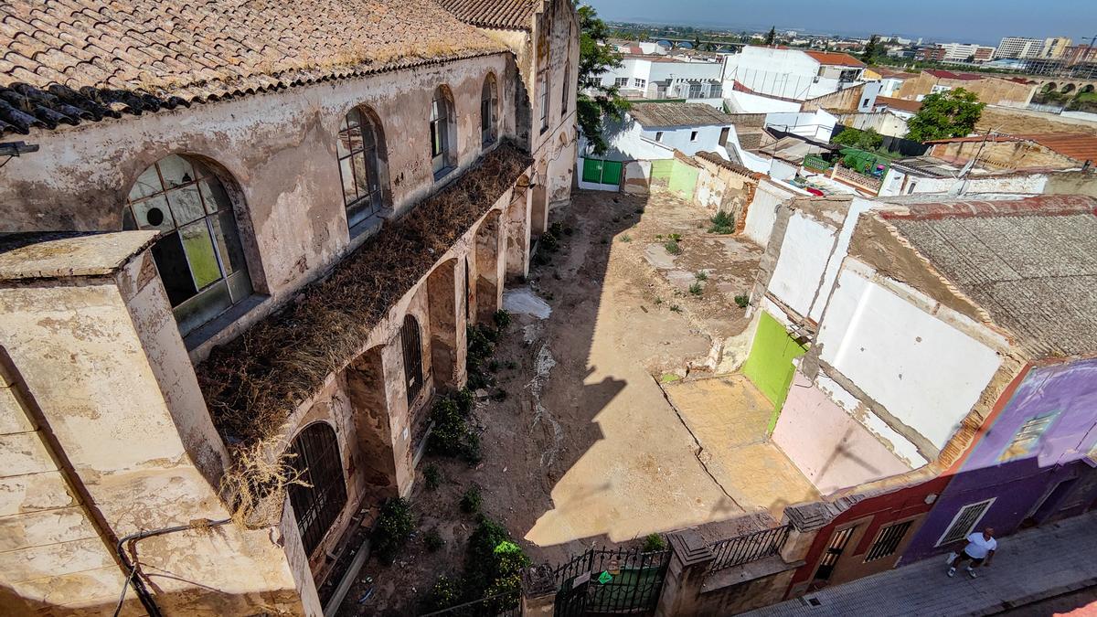 Vista del antiguo colegio San Pedro de Alcántara, adosado a la iglesia de San Agustín, en el Casco Antiguo de Badajoz.