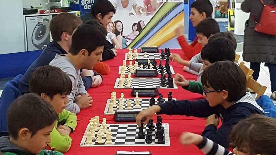 Varios de los jóvenes participantes se enfrentan en el tablero.