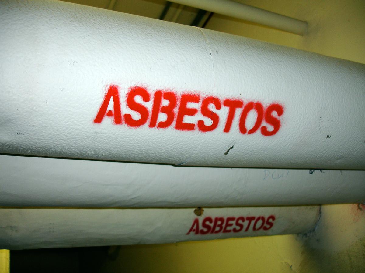 Tuberías envueltas en aislamiento de asbesto, hoy claramente marcadas.