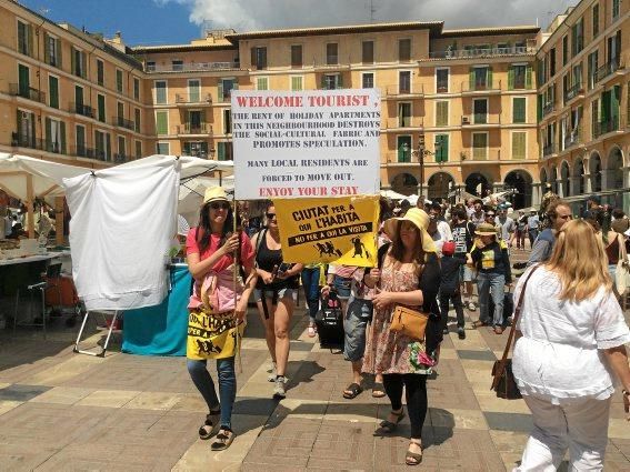 Rund 200 Personen haben am Samstag (20.5.) in Palma gegen die Folgen des Massentourismus demonstriert.