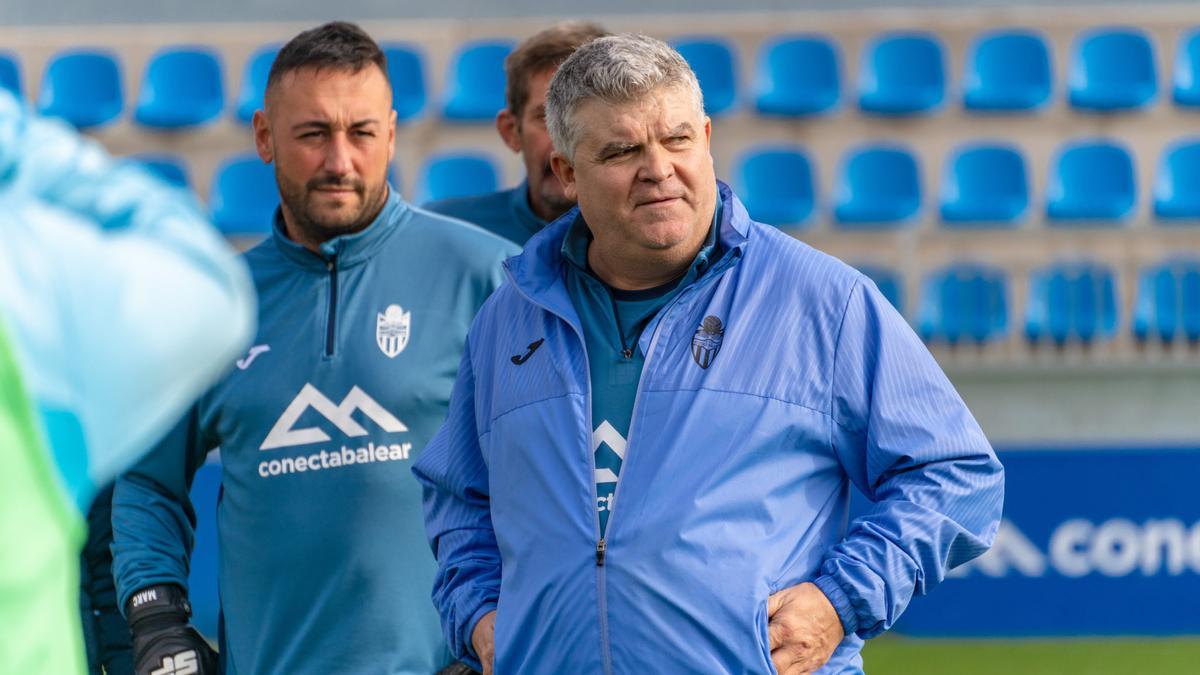 Onésimo Sánchez durante uno de los entrenamientos que ha dirigido en el Estadi Balear.