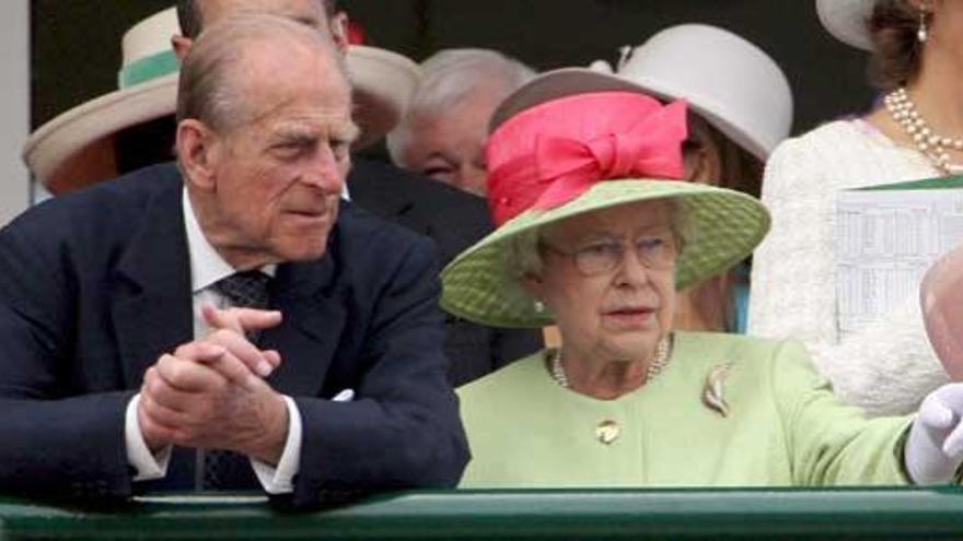 El Duque de Edimburgo, junto a su esposa la reina Isabel II.