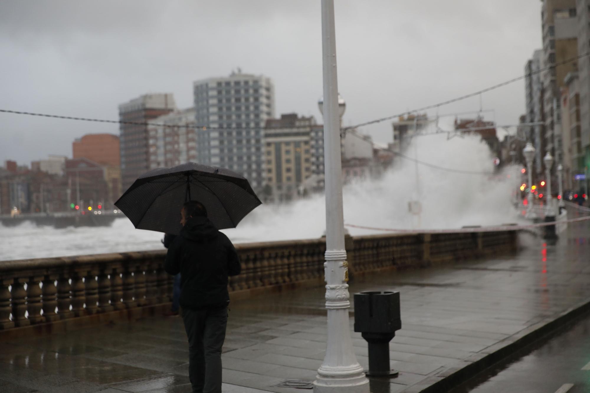 Termporal de oleaje en Asturias, así batían las olas en el muro de San Lorenzo en Gijón