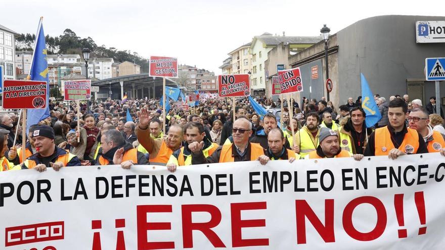 Cientos de personas claman en Navia contra el ERE de Ence al grito de "Colmenares dimisión"