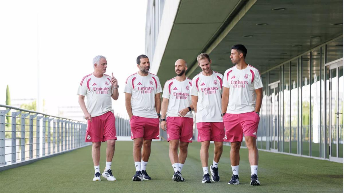 Mourinho con su equipo técnico en en la CD del Real Madrid en Valdebebas