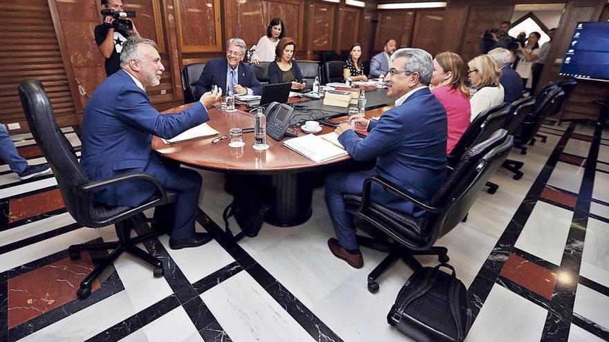 El Gobierno canario pedirá a Madrid 408 millones para sanear sus cuentas