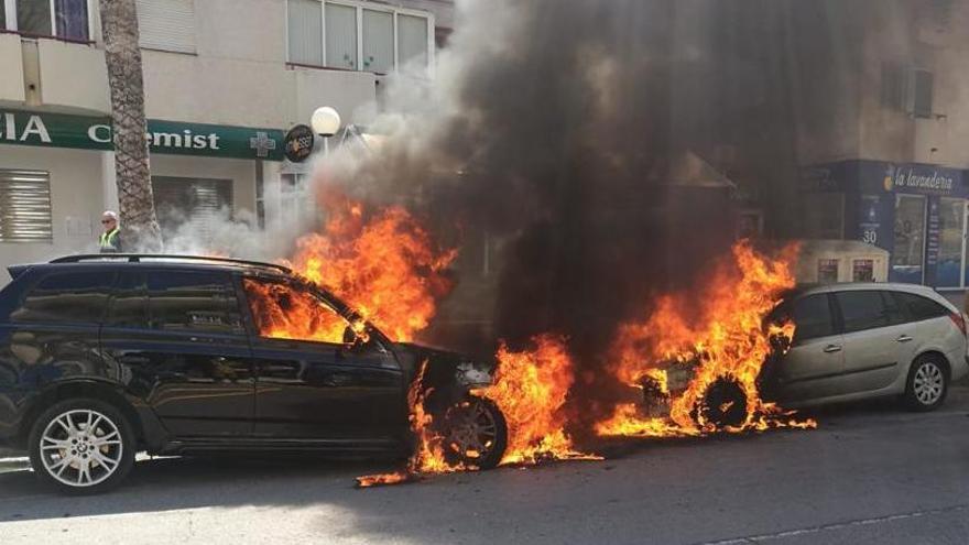 Arde un coche con una familia dentro en l&#039;Alfàs del Pi