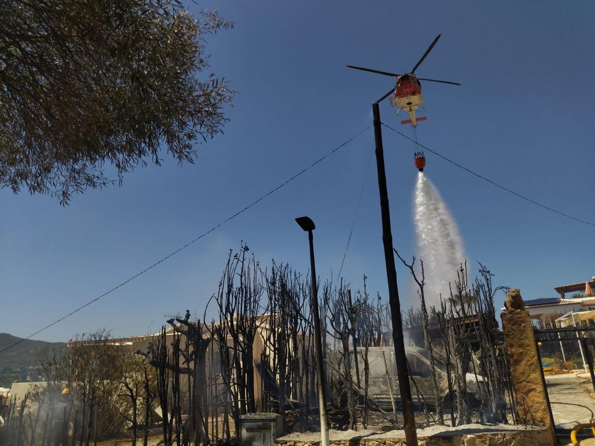 Desalojan varios chalés por un incendio en Xàbia Desalojan varios chalés por un incendio en Xàbia