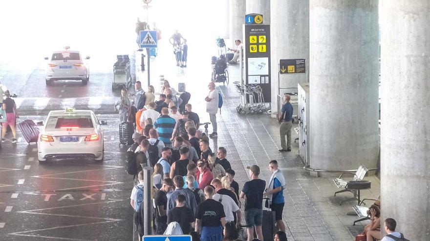 Una imagen del pasado verano de pasajeros en la terminal esperando un taxi. | INFORMACIÓN