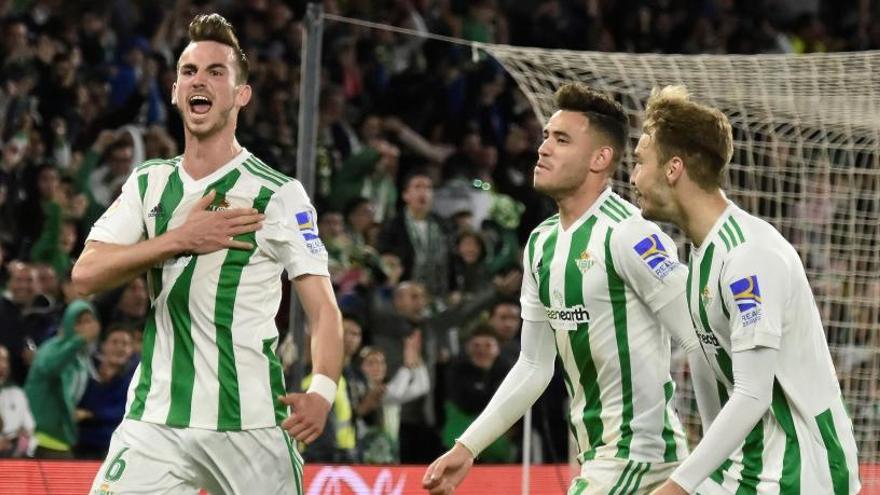 Fabián celebra con sus compañeros su gol al Málaga.