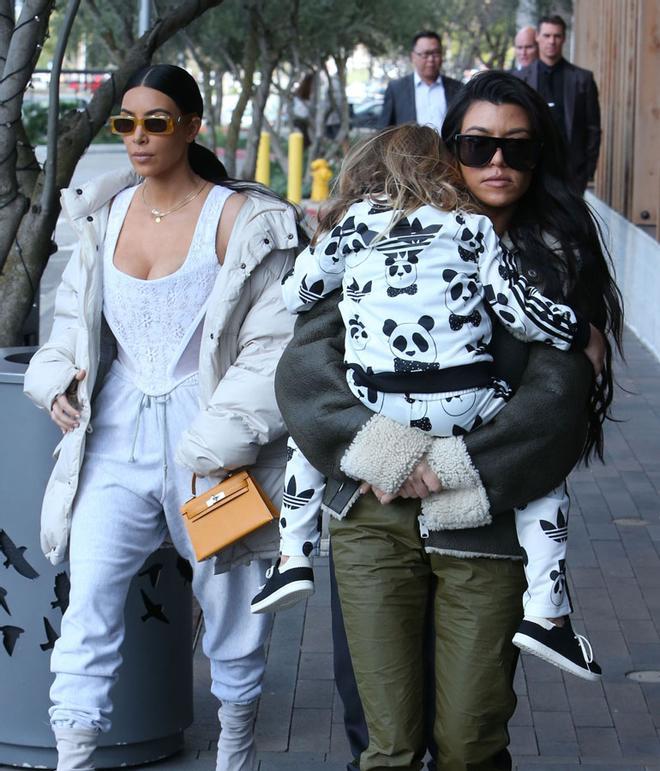 Kim y Kourtney Kardashian en Los Angeles con chándal y botines