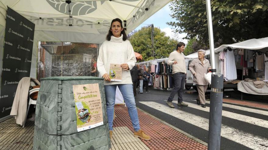 Stand sobre el compostaje en una feria de A Bandeira. |   // BERNABÉ/J.LALÍN