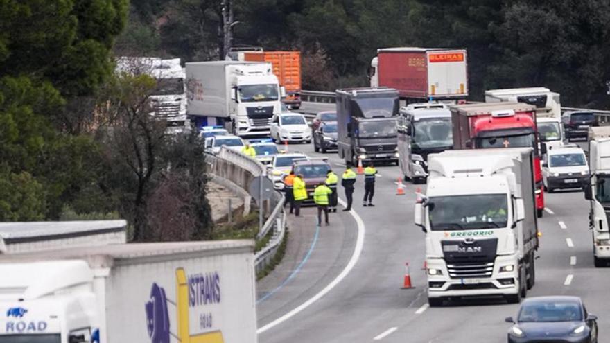 El carril inhabilitado en la AP-7, en Gelida, justo sobre el punto en el que ha descarrilado el tren de Rodalies