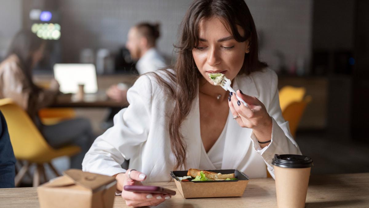 Això és el que li pot passar al cos si menges massa de pressa, segons els experts