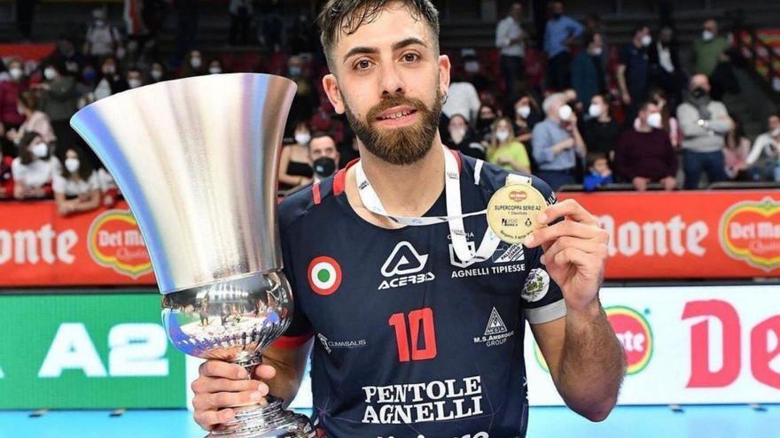 Juan Ignacio Finoli posa con la medalla y la copa de campeón de la Supercopa de Italia de la serie A2. | | PENTOLE AGNELLI BÉRGAMO