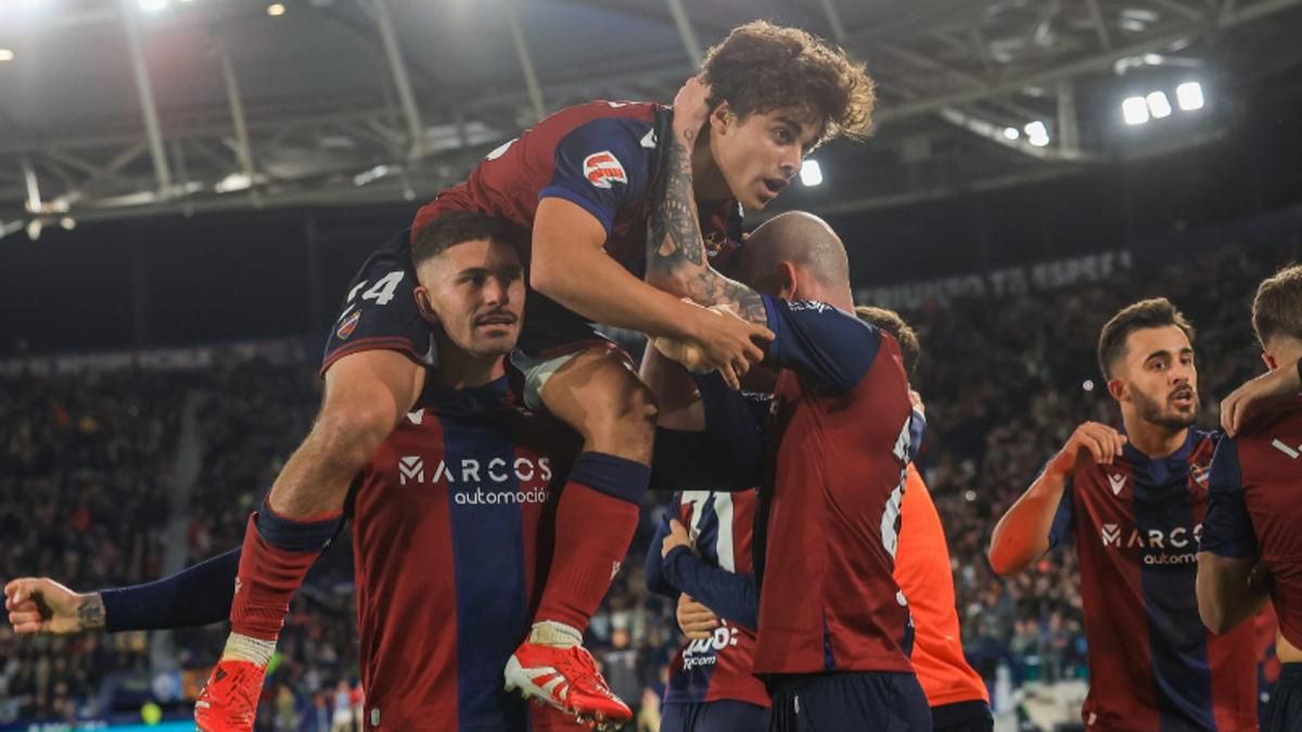 Carlos Álvarez, aupado por sus compañeros tras anotar un gol