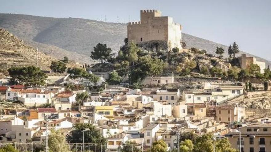 Troben un bebè en bolquers caminant sol pel carrer a Alacant