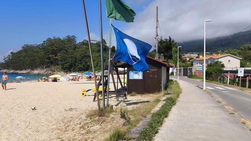 Rompen las cerraduras de baños y vestuarios y cortan las cuerdas de las banderas azules en una noche de vandalismo en Portomaior, Area de Bon, Lapamán, Lagos y Banda do Río