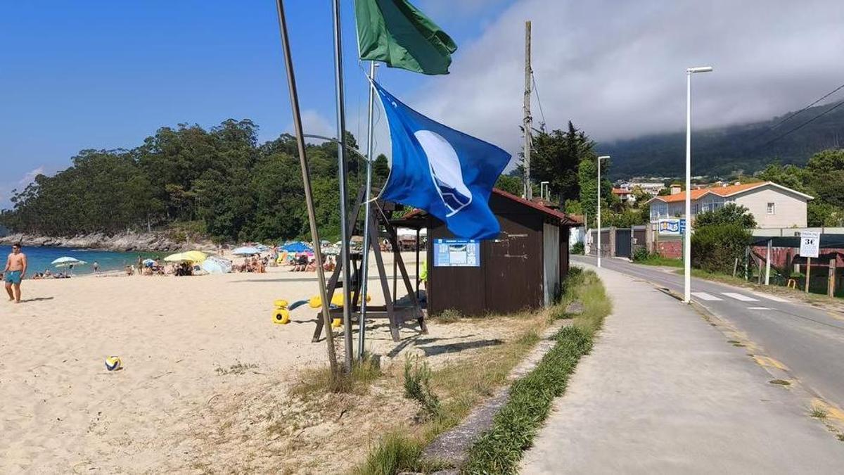 Bandera azul ondeando de nuevo en la playa de Portomaior.