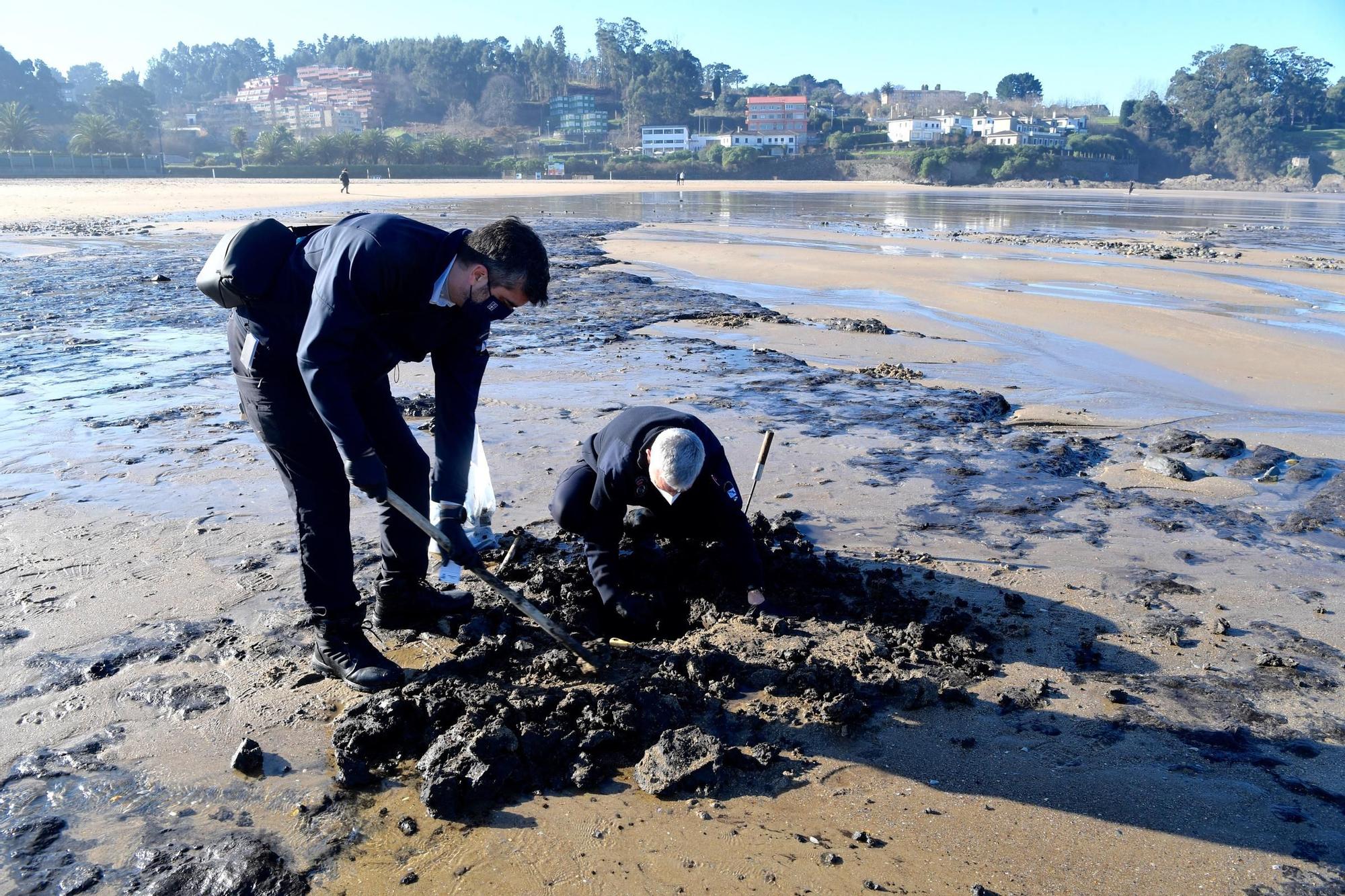 Los temporales dejan a la vista antiguos restos de fuel solidificados en la playa de Bastiagueiro