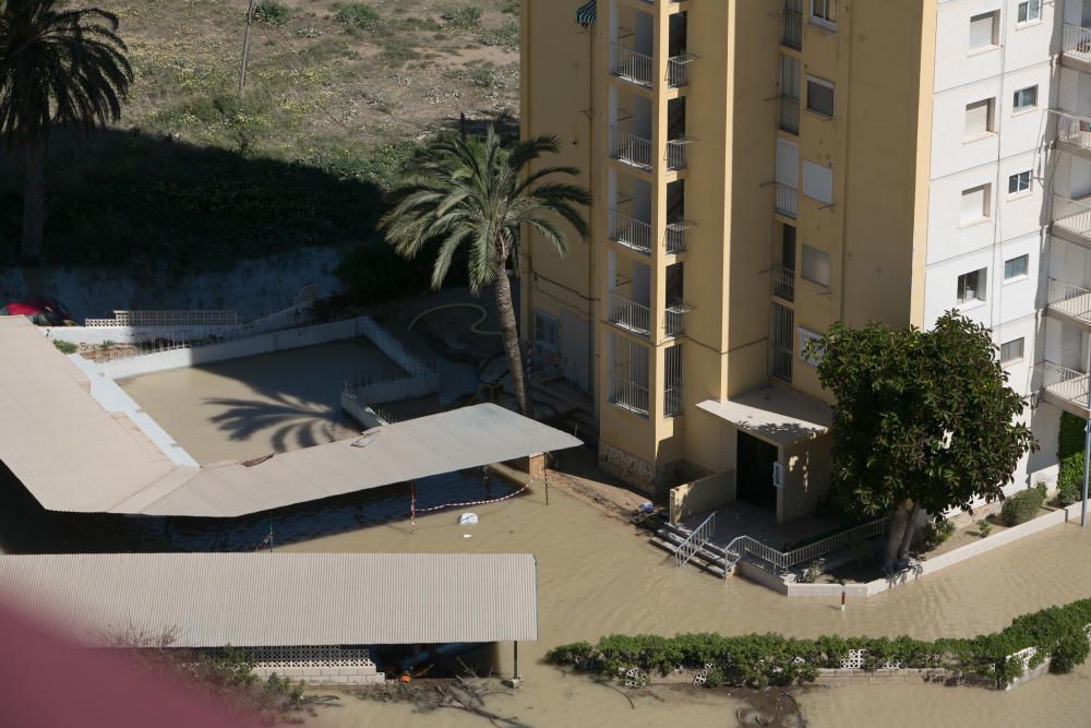 Tres edificios de la playa de San Juan siguen anegados y 120 viviendas sin luz ni agua