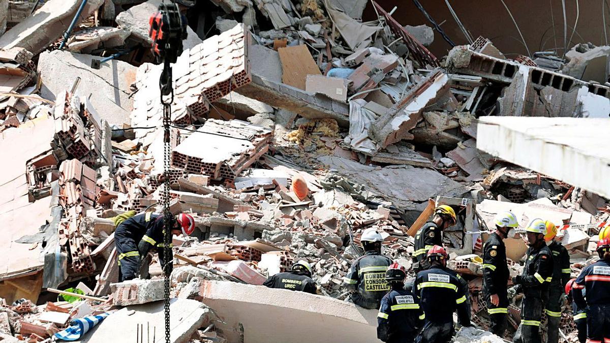 Bombers operant en l’edifici de tres plantes esfondrat | EFE