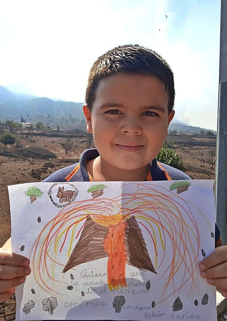 Fabio, de seis años y de El Paso, sostiene su mirada sobre el volcán de La Palma.