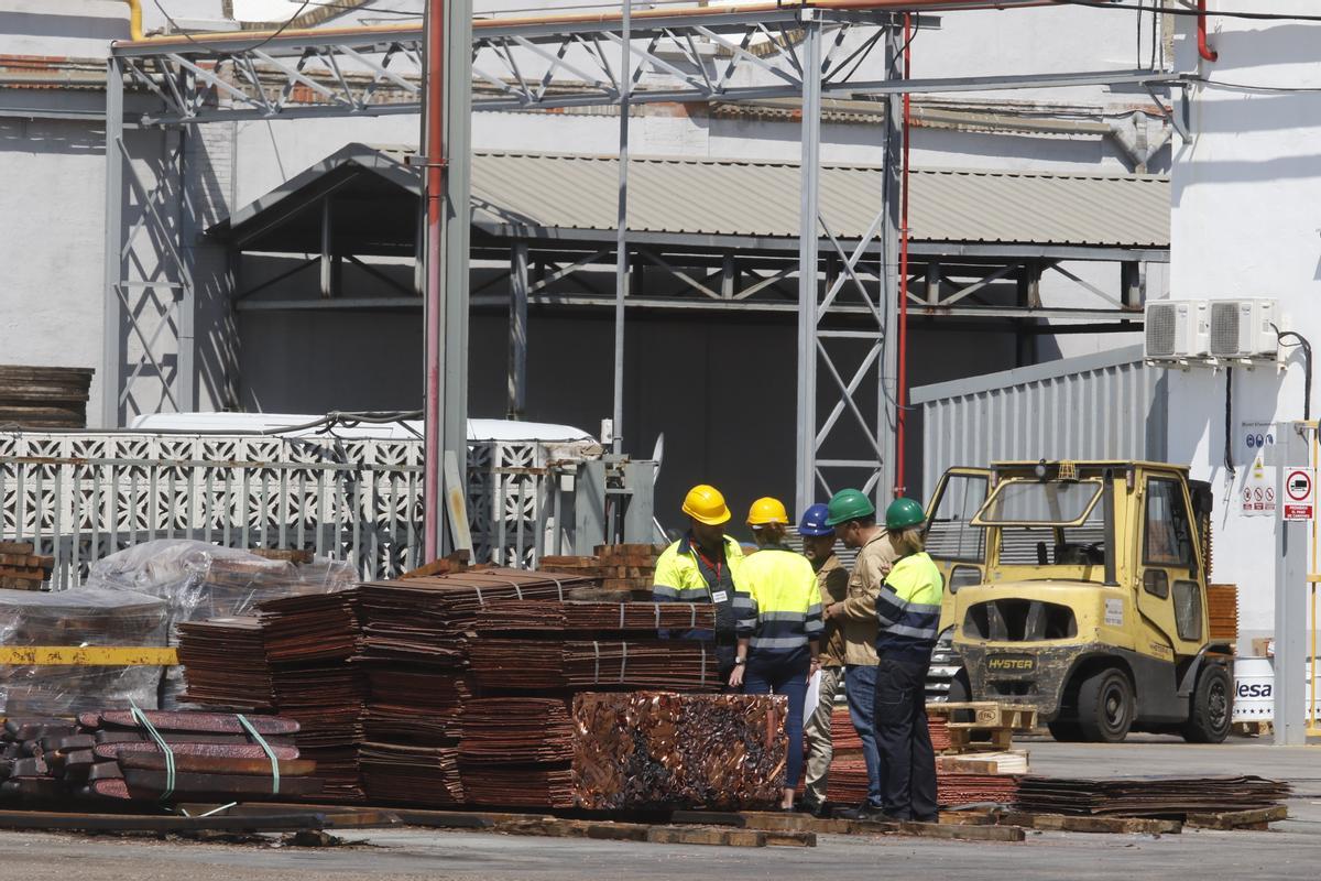 Trabajadores en una fábrica de metales en Córdoba.