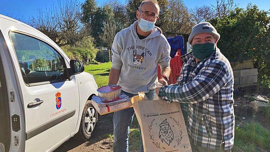 El alcalde Juan González, voluntario en el reparto.   | // D.P.