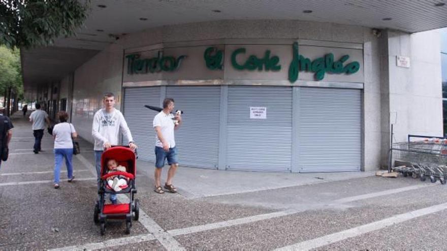 El centre comercial Hipercor no va obrir les portes després de la tempesta.