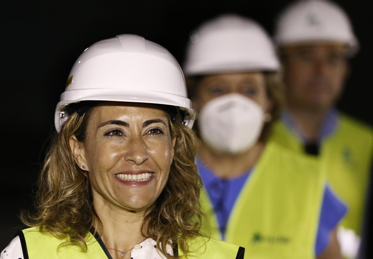 La ministra Raquel Fernández, este lunes, durante la visita a las obras de la Sagrera