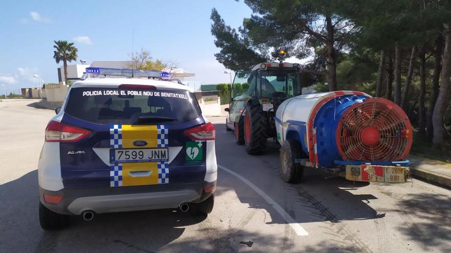 Un tractor con depósito pulverizador desinfecta todo el término municipal de Benitatxell