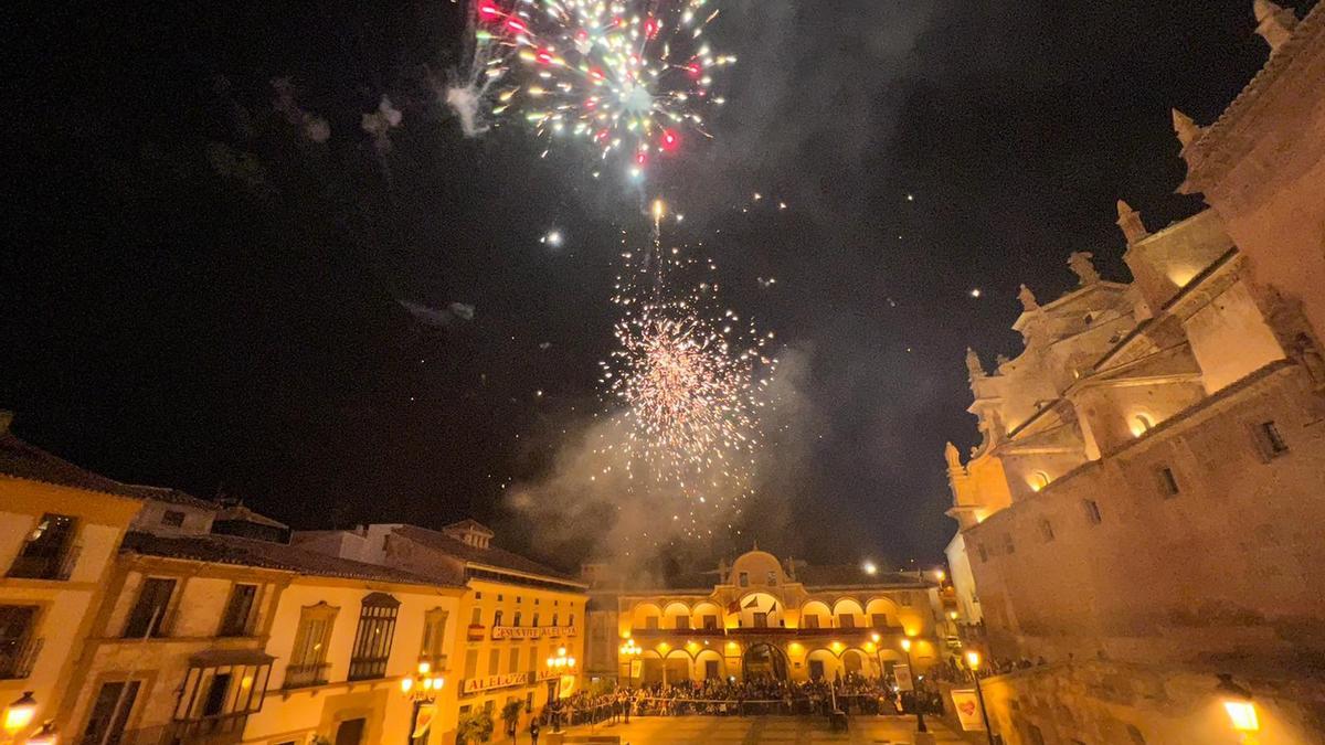 Fuegos artificiales en la Plaza de España antes de la quema de Judas.