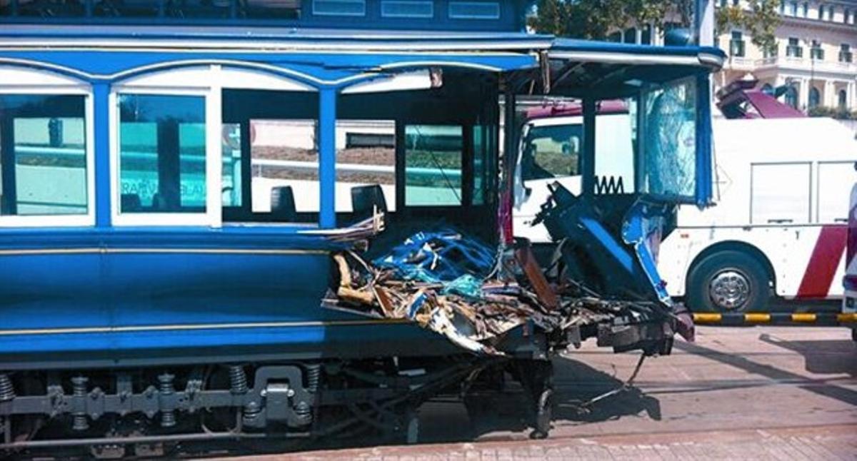 Estado en el que quedó el Tramvia Blau tras colisionar con un camión en el número 33 de la avenida del Tibidabo.