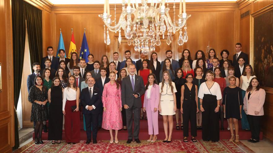 La Familia Real recibe a los mejores expedientes de la Universidad de Oviedo: "Leonor nos ha pedido un consejo a cada uno"