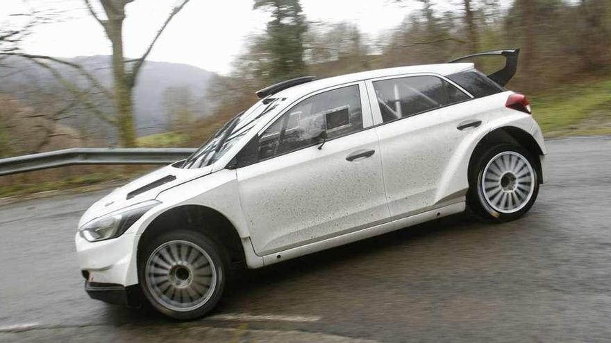 Arriba, Suárez derrapando con el Hyundai i20 R5. A la izquierda, el Swift de Luis Arenas.