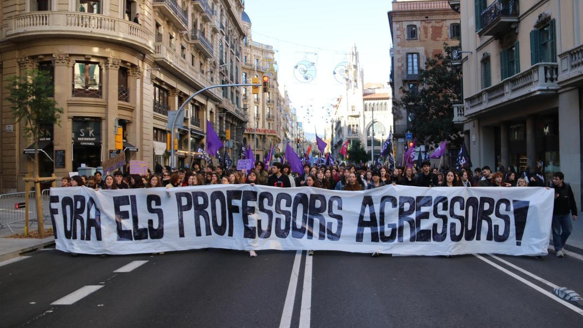 Centenars d'estudiants manifestant-se a Via Laietana per denunciar que el protocol contra les agressions sexuals a les universitats no funciona