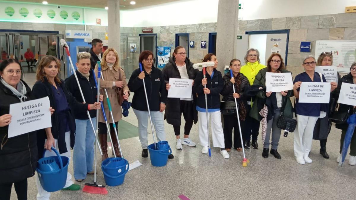 Concentración de las trabajadoras de limpieza, ayer en el Hospital do Salnés.
