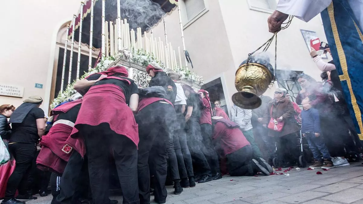 La Virgen de la Amargura se ilumina por las víctimas de la dana de Valencia