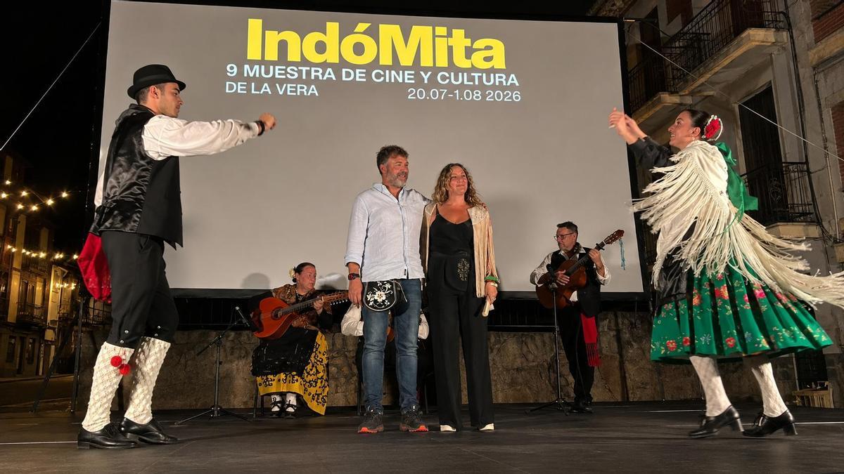 La Vera homenajea a los productores Tay Sánchez y Néstor Costrafreda con la Faltriquera Verata La Vera homenajea a los productores Tay Sánchez y Néstor Costrafreda con la Faltriquera Verata