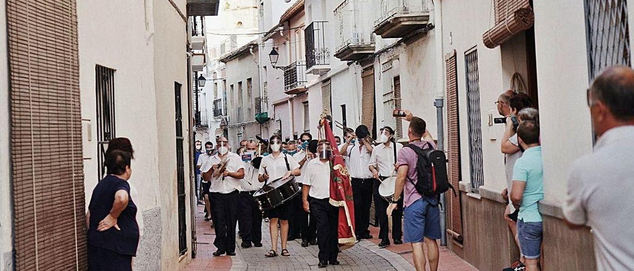 Primer pasacalle de la banda de Potries tras el Estado de Alarma.