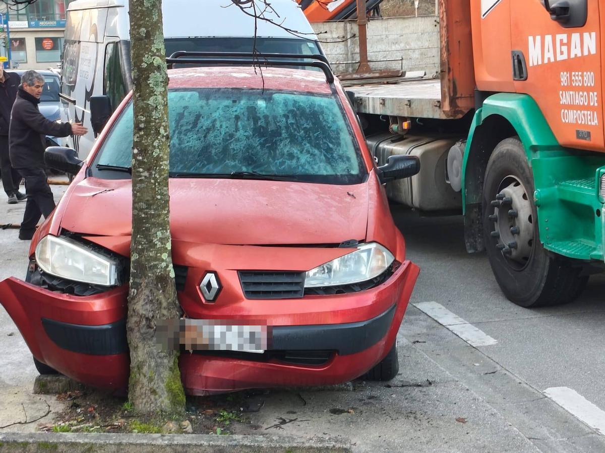 Un camión de Magan se lleva por delante tres coches en la zona de Galeras