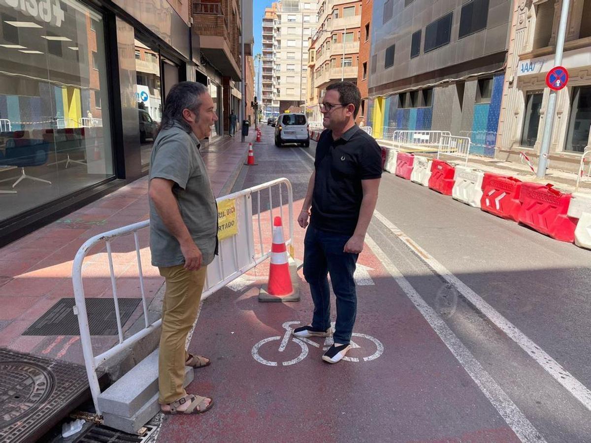 Els regidors de Compromís a Castelló, Ignasi Garcia i Pau Sancho, al carril bici del carrer Herrero.