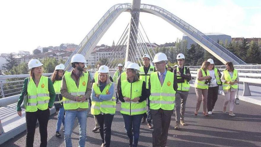 La conselleira de Infraestructuras y el alcalde, en la vista a las obras del puente del Milenio. // Iñaki Osorio