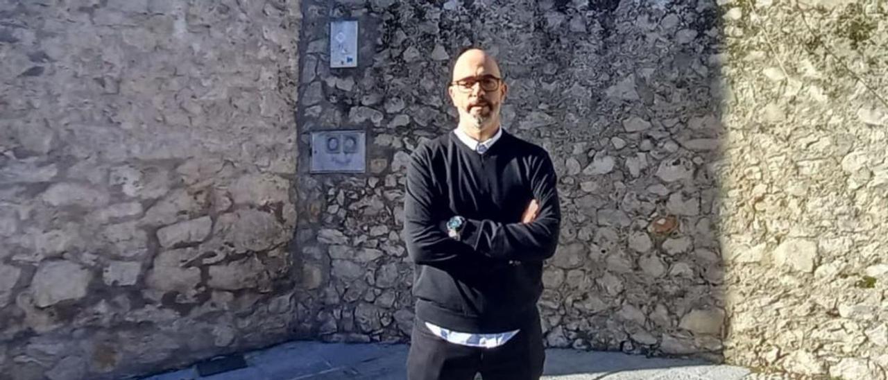 Iván García Álvarez, ante la torre medieval de Llanes. | M. Villoria