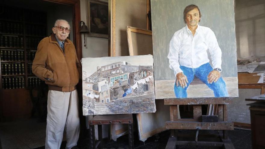 Luis Torras junto a dos cuadros que pintó este año.