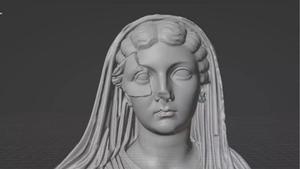 El fragmento encontrado en Llívia sobrepuesto a una escultura de la emperatriz.