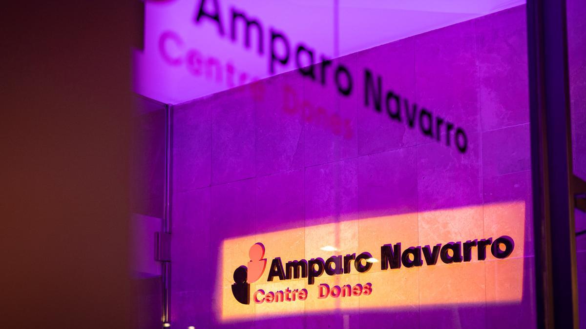 Rótulos del centro que lleva el nombre &quot;Amparo Navarro&quot;.