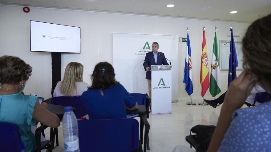 El consejero de Presidencia, Interior y Diálogo Social de la Junta de Andalucía, Antonio Sanz, atiende a los medios durante visita el nuevo Hospital de Día Quirúrgico de Jerez de la Frontera